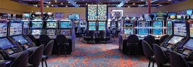 Live baccarat dealer table streamed in real time at agg77 Casino